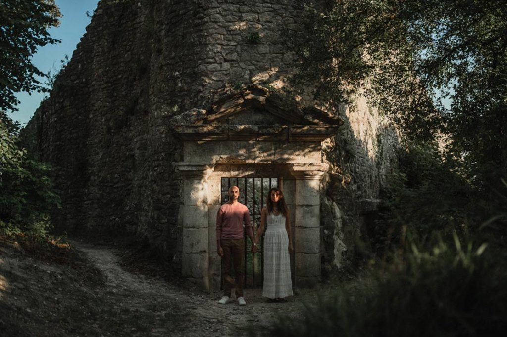 Un couple devant une tour médiévale.