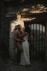 Un couple contre un monument médiéval.