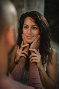 Un homme tient le visage de sa femme.