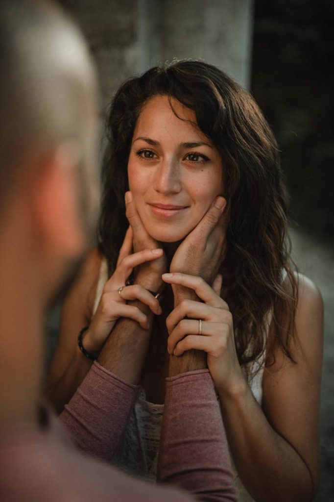 Un homme tient le visage de sa femme.