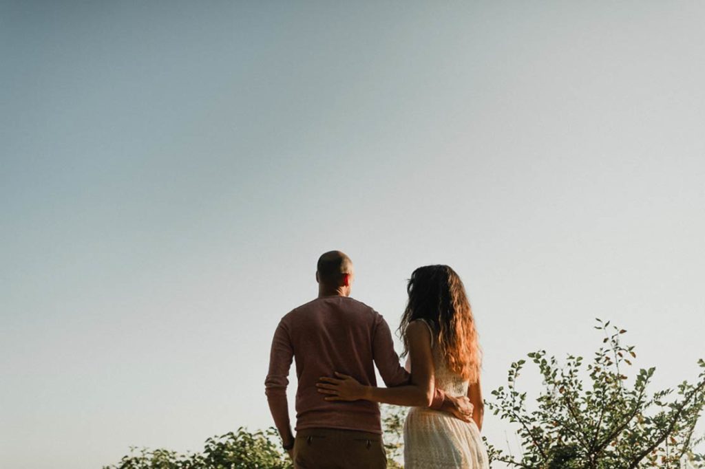 Couple bras dessus bras dessous.