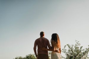 Couple bras dessus bras dessous.