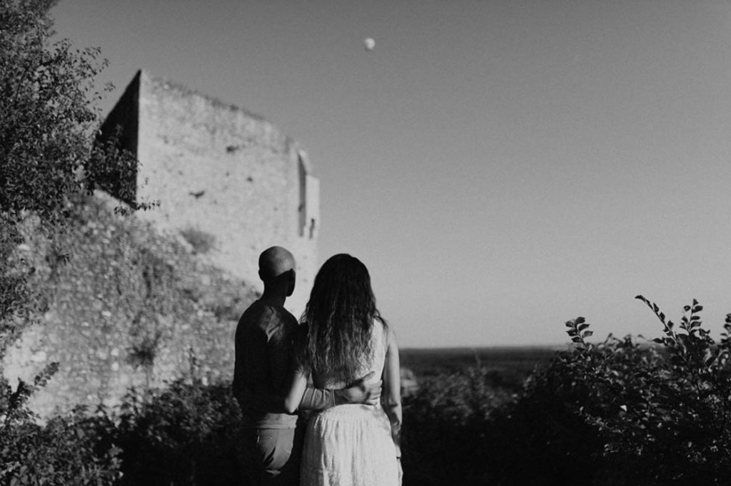 Couple proche d'une tour.