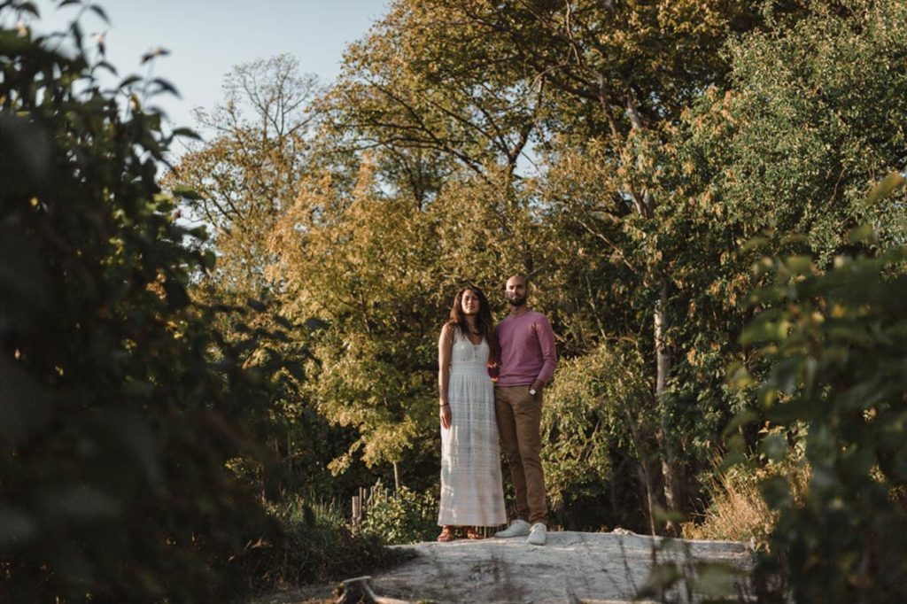Couple au milieu de la verdure.