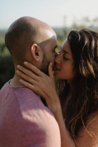 Couple qui s'embrasse.