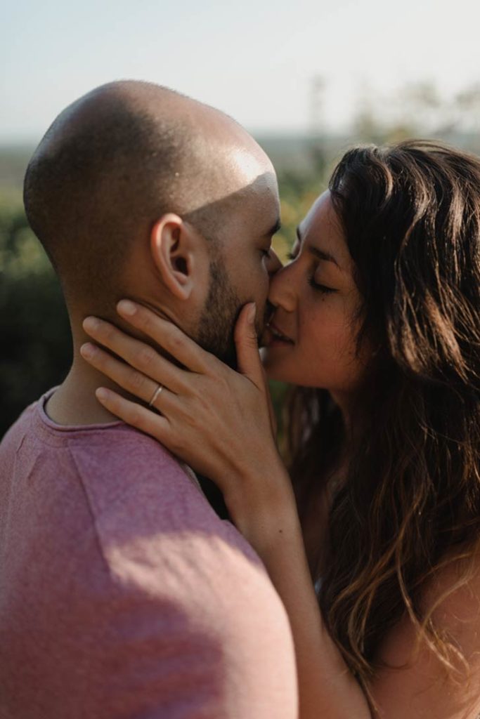 Couple qui s'embrasse.