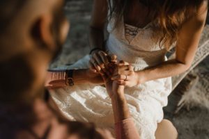 Les mains d'un couple.