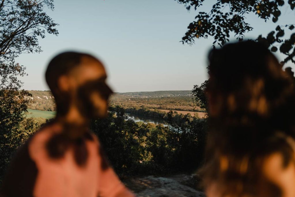 Couple au-dessus de la vallée.