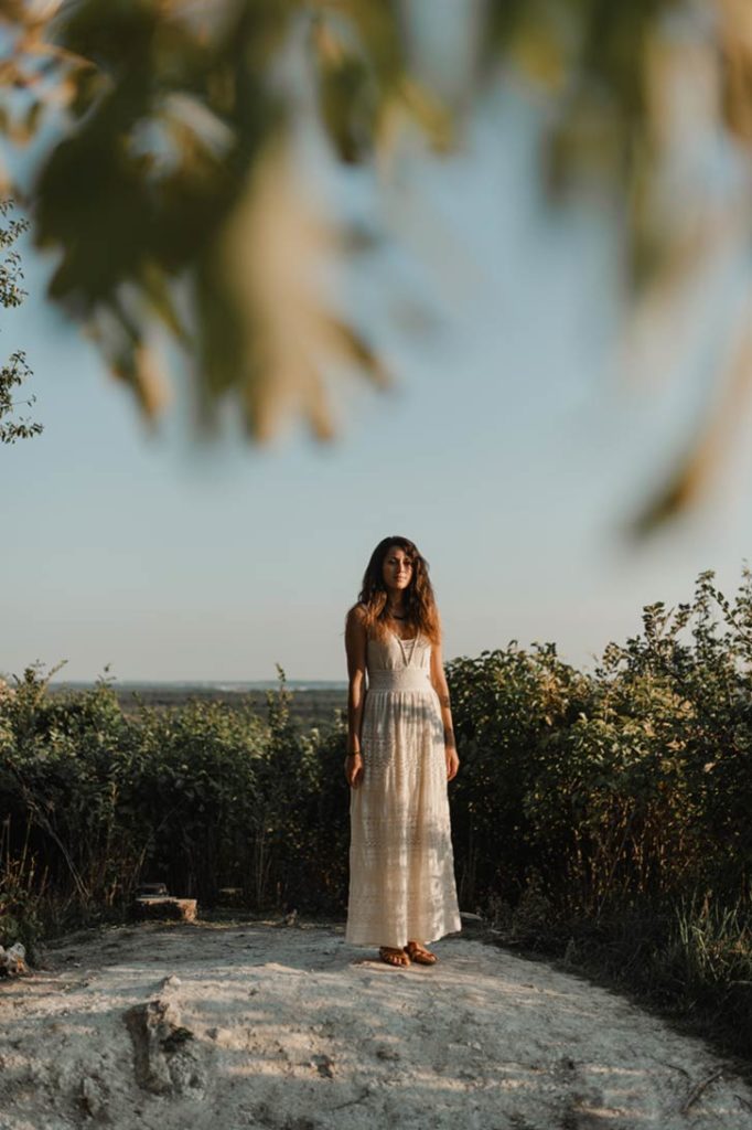 Femme avec une robe bohème.