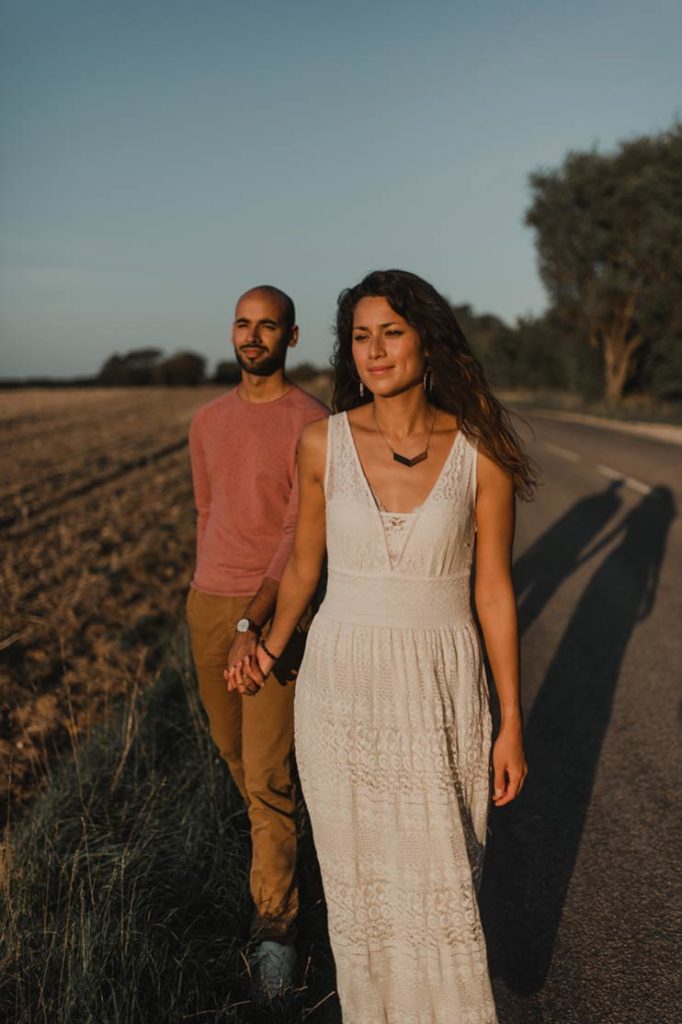 Couple main dans la main.