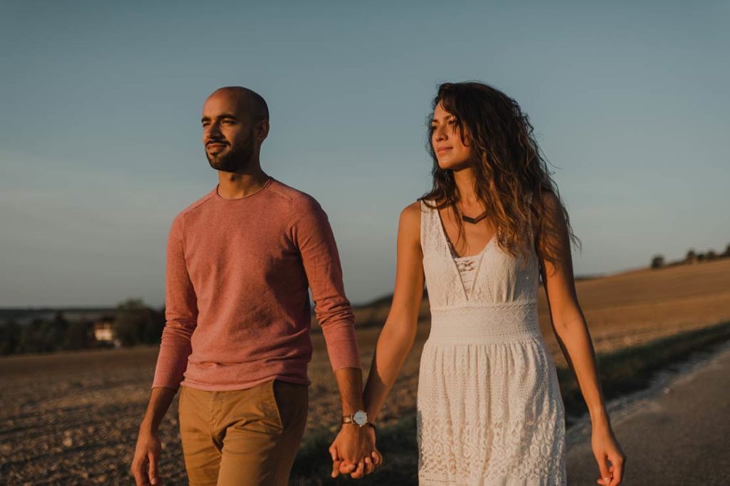 Un couple main dans la main.