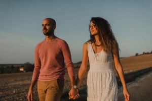 Un couple main dans la main.