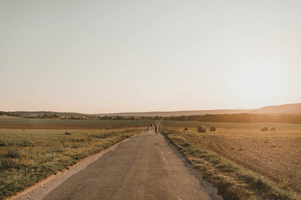 Un couple danse dans l'immensité de la campagne.