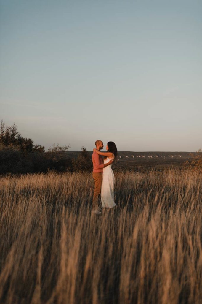 Couple enlacé dans les hautes herbes.