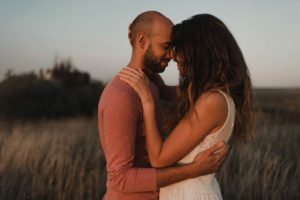 Couple enlacé au couche du soleil.