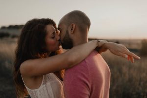 Couple qui s'embrasse au soleil couchant.