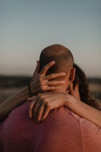 Les mains d'une femme lors d'un baiser.