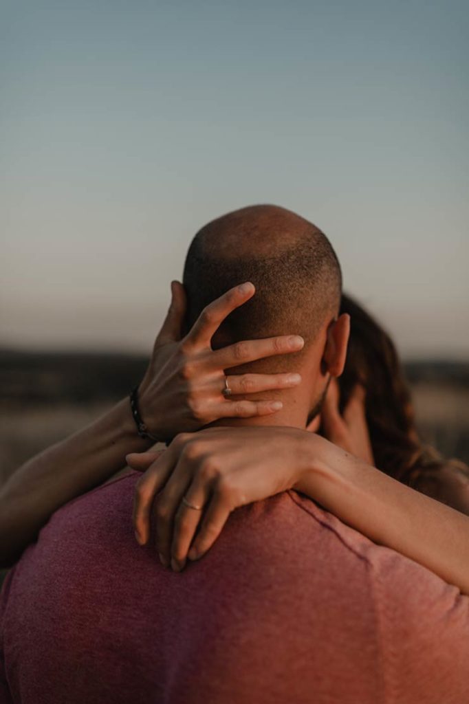 Les mains d'une femme lors d'un baiser.