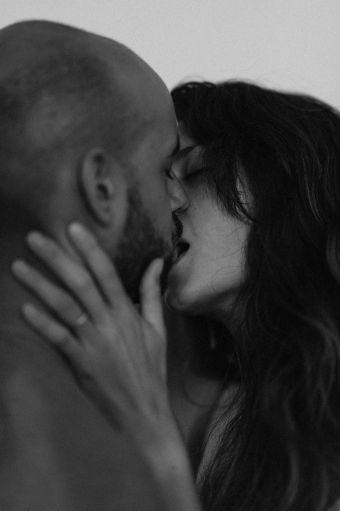 Couple qui s'embrasse.