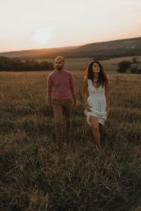 Couple en plein nature au coucher du soleil.
