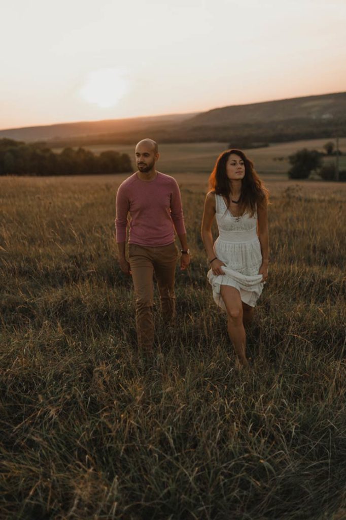 Couple en plein nature au coucher du soleil.