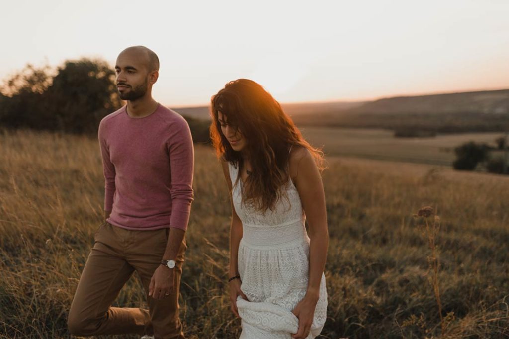 Couple qui marche au soleil couchant en pleine nature.