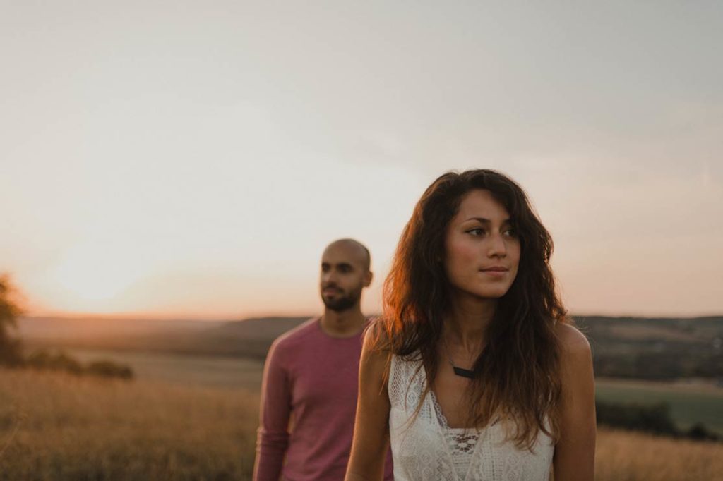 Couple au coucher du soleil.