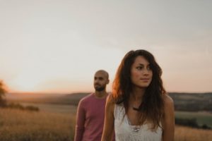 Couple au coucher du soleil.