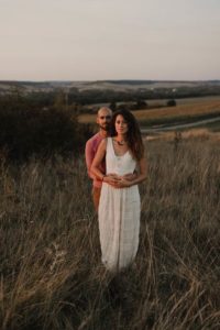 Couple dans les hautes herbes au soleil couchant.