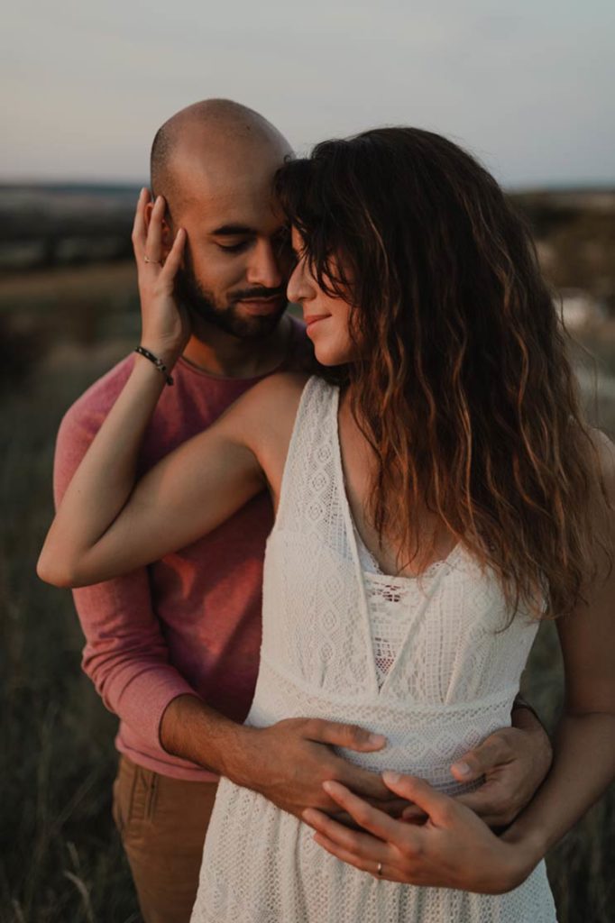 Couple tendrement enlacé.