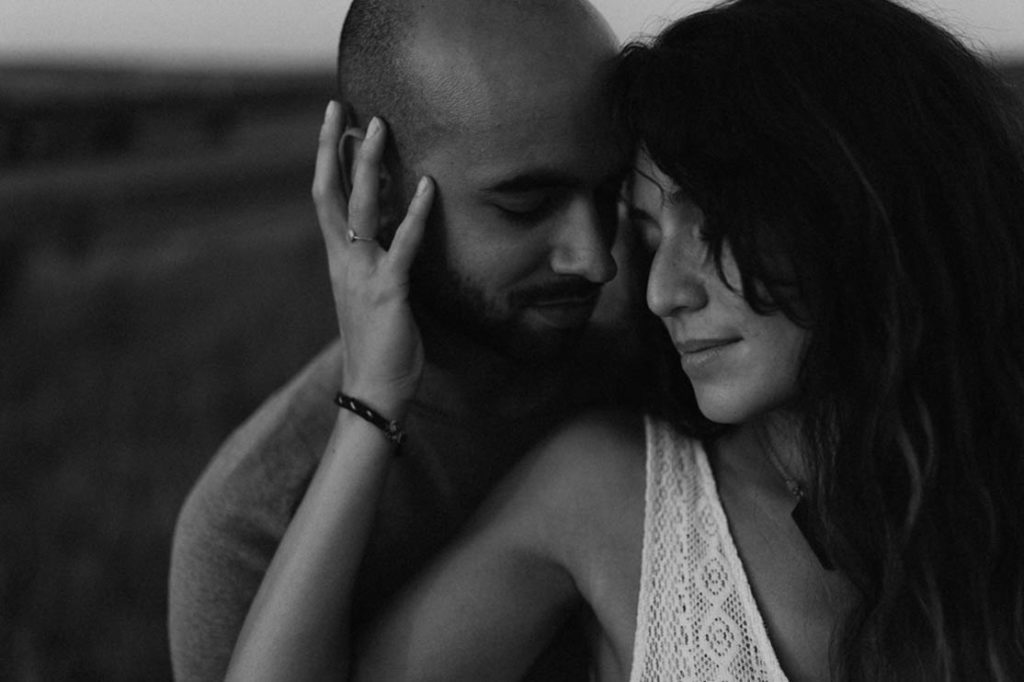 Couple enlacé tendrement.