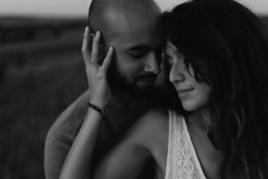 Couple enlacé tendrement.