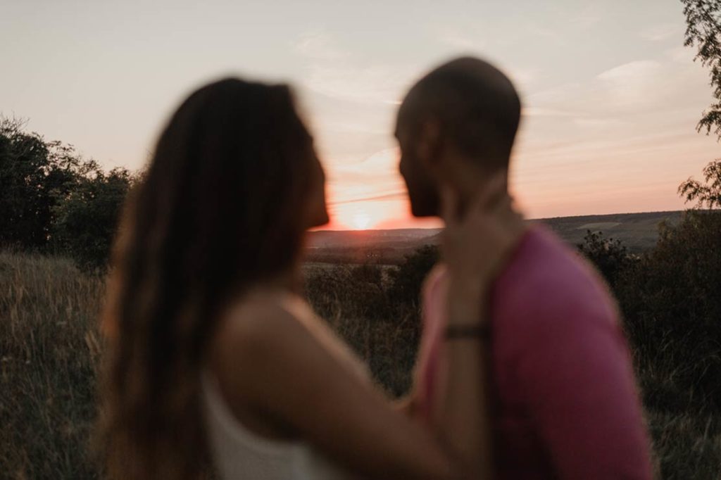 Couple qui observe le coucher du soleil.