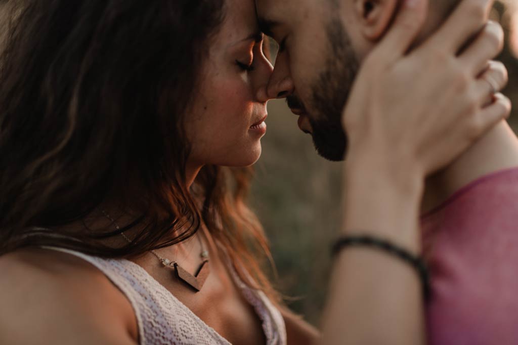 Couple serré les yeux fermés.