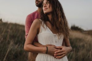 Couple enlacé dans les hautes herbes.