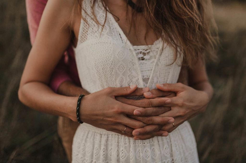 Couple, main enlacées.