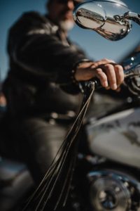 Main d'un biker sur l'accélérateur.