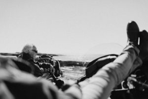 Bikers posés face à la mer.