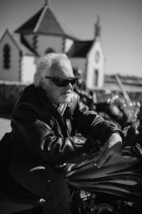 Biker posé sur sa moto.