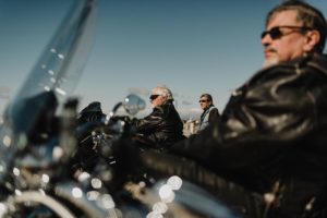 Bikers posés sur leurs motos.