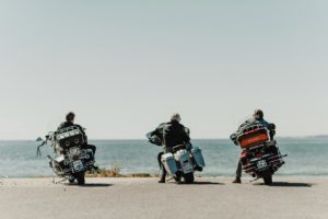 Bikers posés face à l'océan.