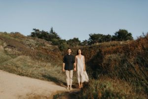 Couple main dans la main.