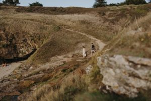 Couple qui marche en bord de mer.