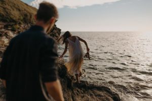 Couple qui s'aventure sur la côte.