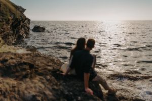 Couple qui observe la mer.