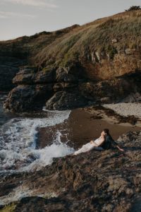 Couple posé en bord de mer.