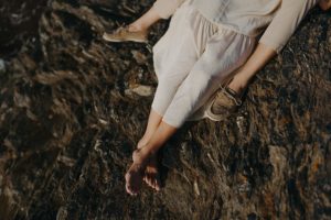 Les jambes d'un couple sur les rochers.