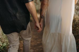 Lesmains d'une femme d'un homme qui se tiennent.