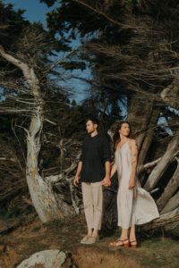 Couple devant un arbre.