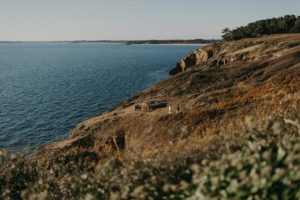 Couple qui s'aventure en bord de mer.
